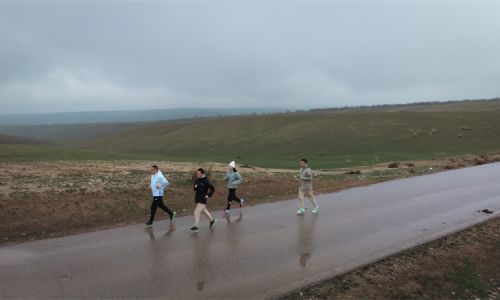 跑着去巴黎 ——阿迪达斯助力“李白跑地球”团队，由新疆出发跑向巴黎