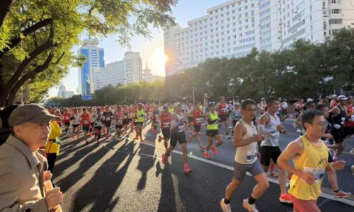 智联北马：5G-A筑底AI赋能 中国联通与热爱共奔跑——让每一步都有科技护航，每一帧都被温暖记录