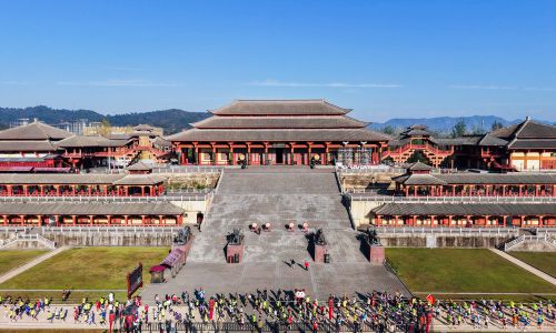 用激情穿越光影赛道，用脚步诠释体育精神！横店马拉松闪耀“中国影视梦工厂”